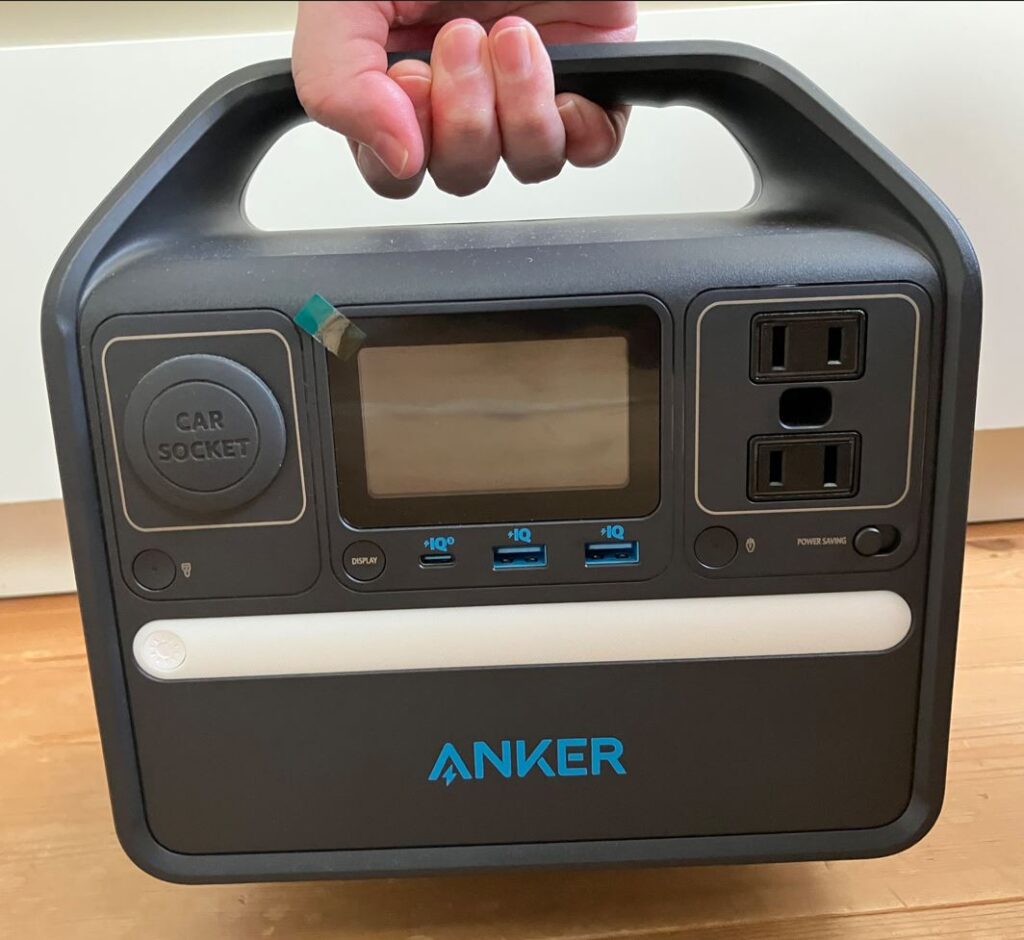 ANKERポータブル電源を持ち手をつかんで手で持った写真