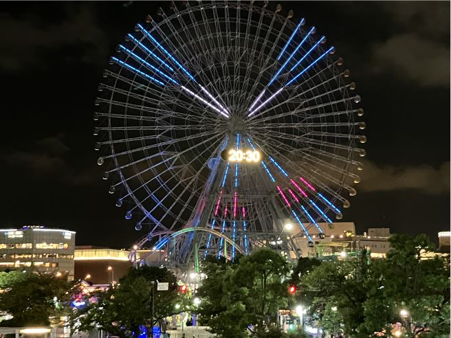 大観覧車コスモクロック21のイルミネーション不具合で、5時の方向と7時の方向の照明のみ青と赤が点灯している状態の写真