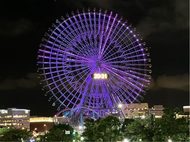 大観覧車コスモクロック21のイルミネーション不具合で、下地が紫、1時と4時と10時の方向の照明のみ濃い紫が点灯している状態の写真