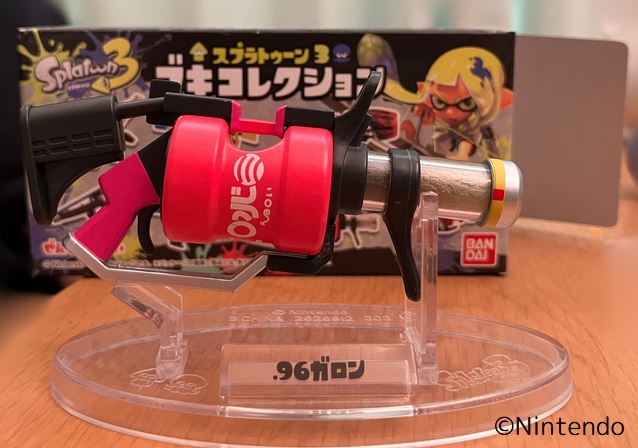 スプラトゥーン３のブキコレクション .96ガロン（レッド）。右下に©Nintendo