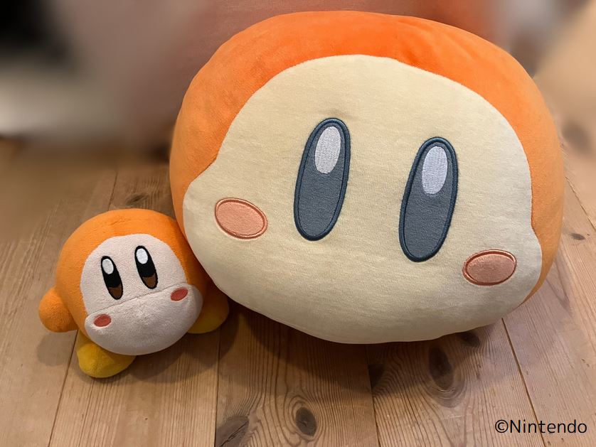 大きなワドルディのぬいぐるみと小さなワドルディ並べた斜め上からの写真。右下に©Nintendo