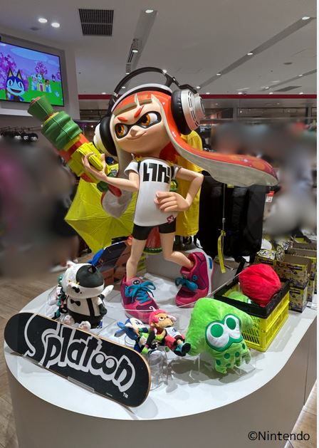 Nintendo TOKYOの店内にあるインクリンクの像。右下に©Nintendo