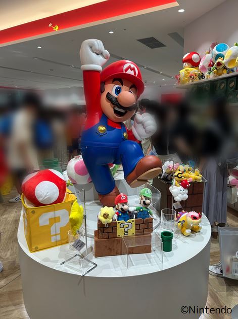 Nintendo TOKYOの店内にあるマリオの像。右下に©Nintendo