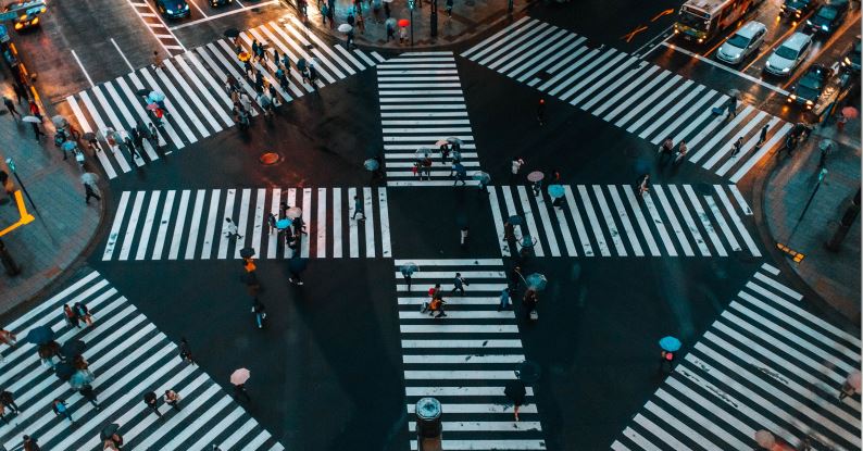 渋谷スクランブルを歩く人 の写真