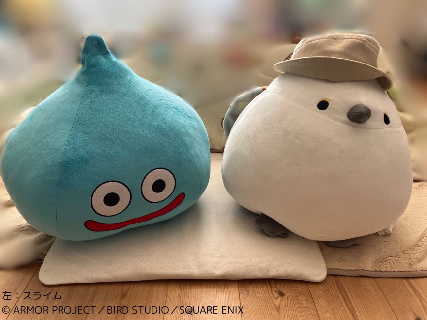 左に大きなスライムのぬいぐるみ、右にシマエナガの大きなぬいぐるみ。左のスライム：© ARMOR PROJECT／BIRD STUDIO／SQUARE ENIX