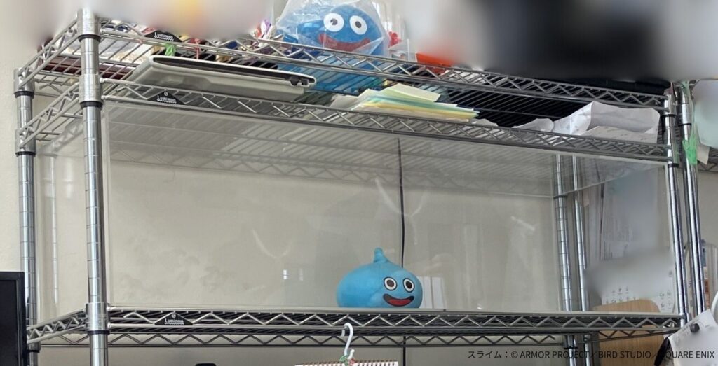 完成したアクリルケースをスチールラックに設置した写真