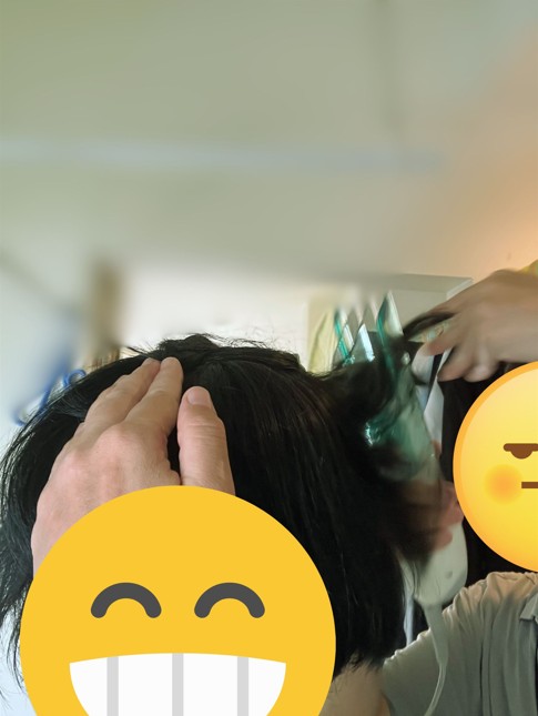 パナソニック バリカン ヘアカッター 緑 ER511P-G 使用時の写真。後ろをカットしてもらっているところ。