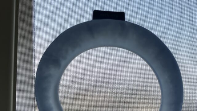 COOLOOP ネックリング L ブルー お出かけ後の陽に透かした写真。２時間の散歩後のため液体化しているものの、固体もまだ残っている。