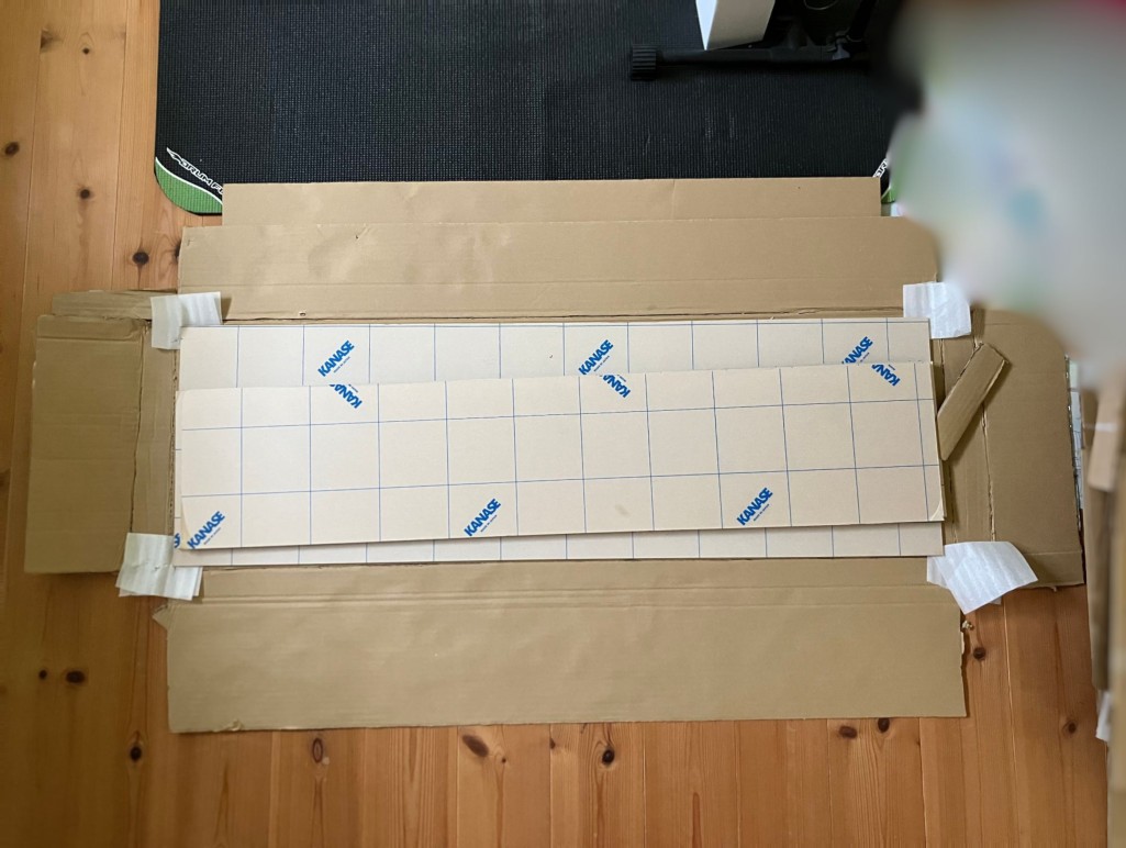 梱包を解いたアクリル板の写真