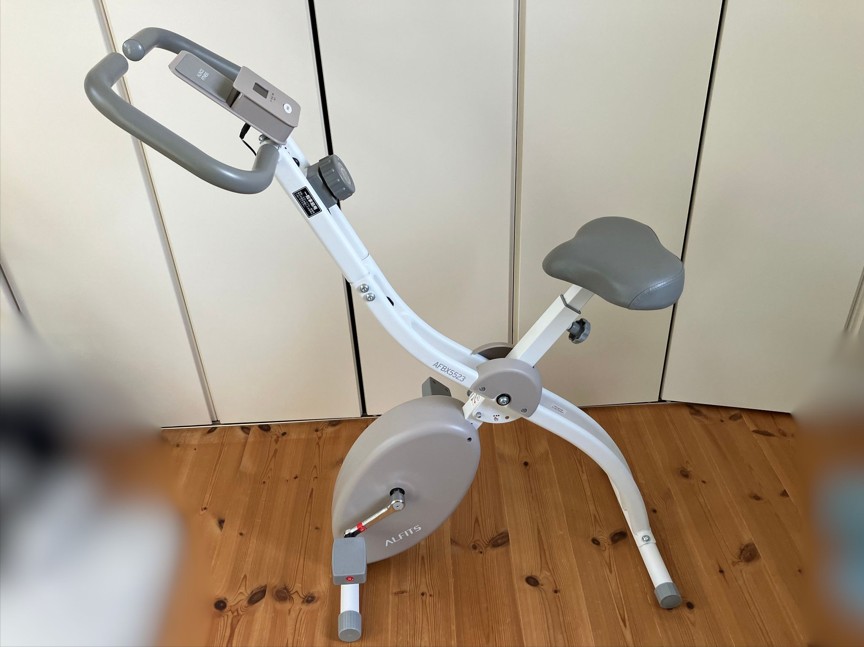 フィットネスバイク開脚時左側面写真