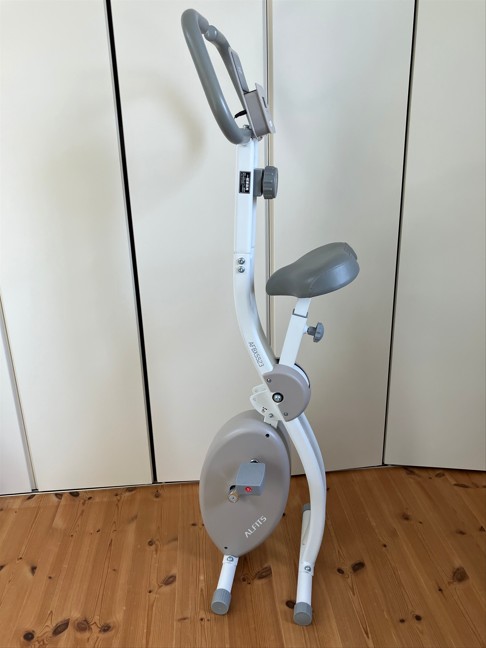 フィットネスバイク折り畳み時左側面写真