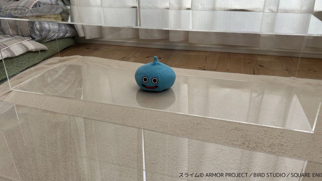 完成したアクリルケースの写真。中にスライム。右下に「スライム：© ARMOR PROJECT／BIRD STUDIO／SQUARE ENIX」