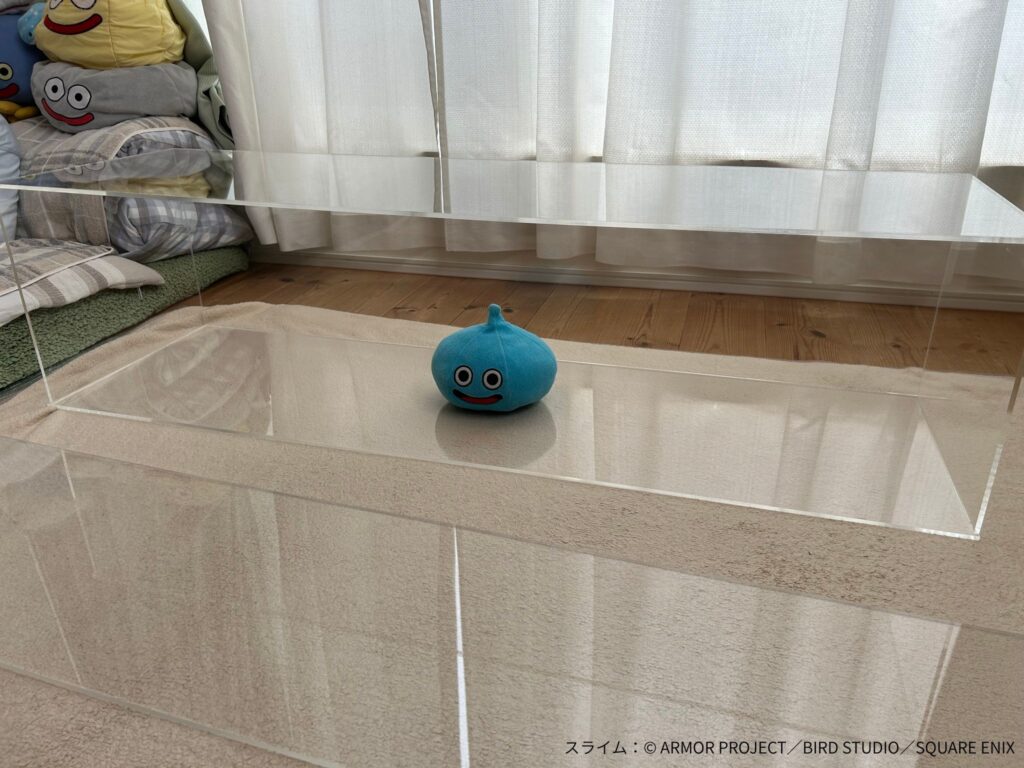 直方体に組み上げて接着したアクリル板(シートを剥がした後)の写真。中にスライム。右下に© ARMOR PROJECT/BIRD STUDIO/SQUARE ENIX