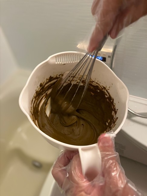 ボールに入れたヘナの粉にお湯を入れて混ぜてペースト状にしたものを30分ほど放置した写真。髪に塗布直前。