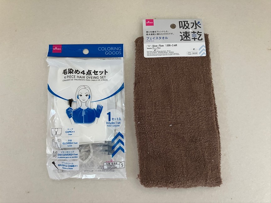 左：毛染め４点セット。右：フェイスタオル