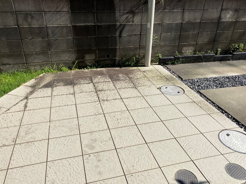 玄関ポーチのタイル 洗浄前