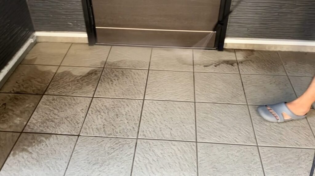 玄関ポーチの洗浄