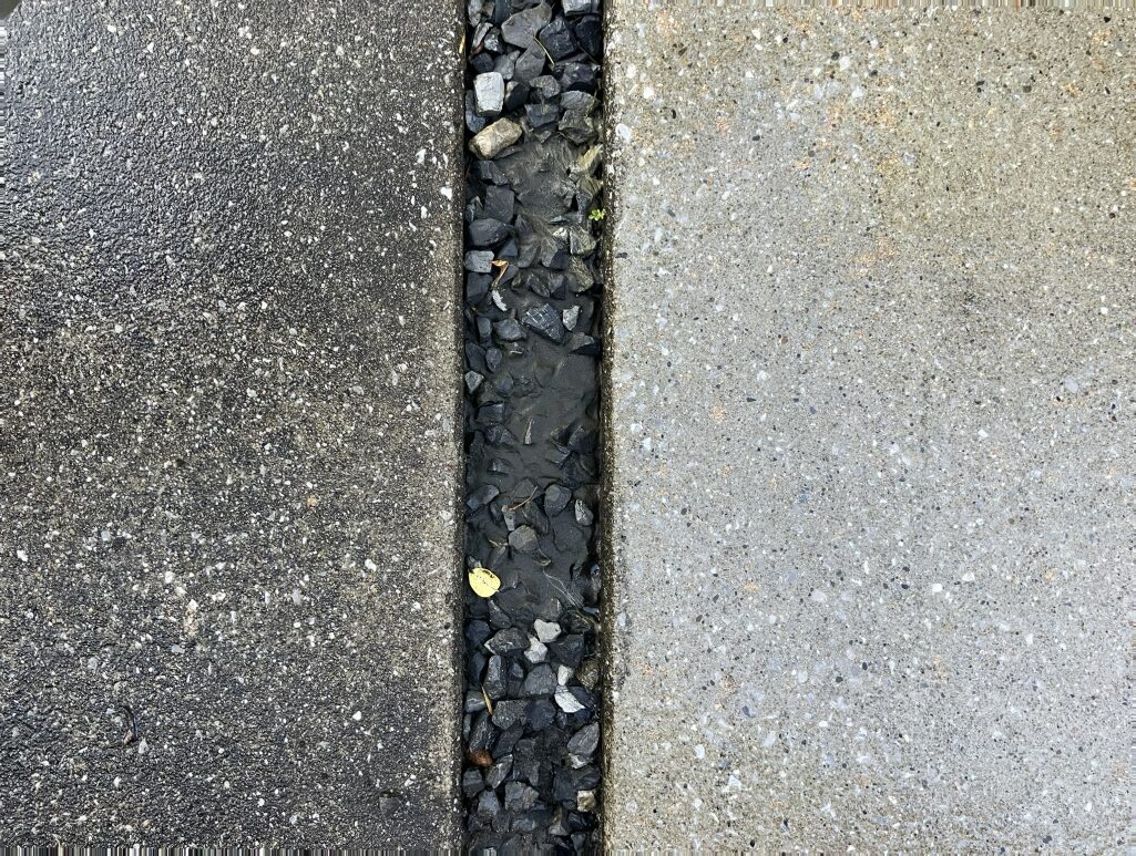 駐車スペースの洗浄。左が洗浄前、右が洗浄後