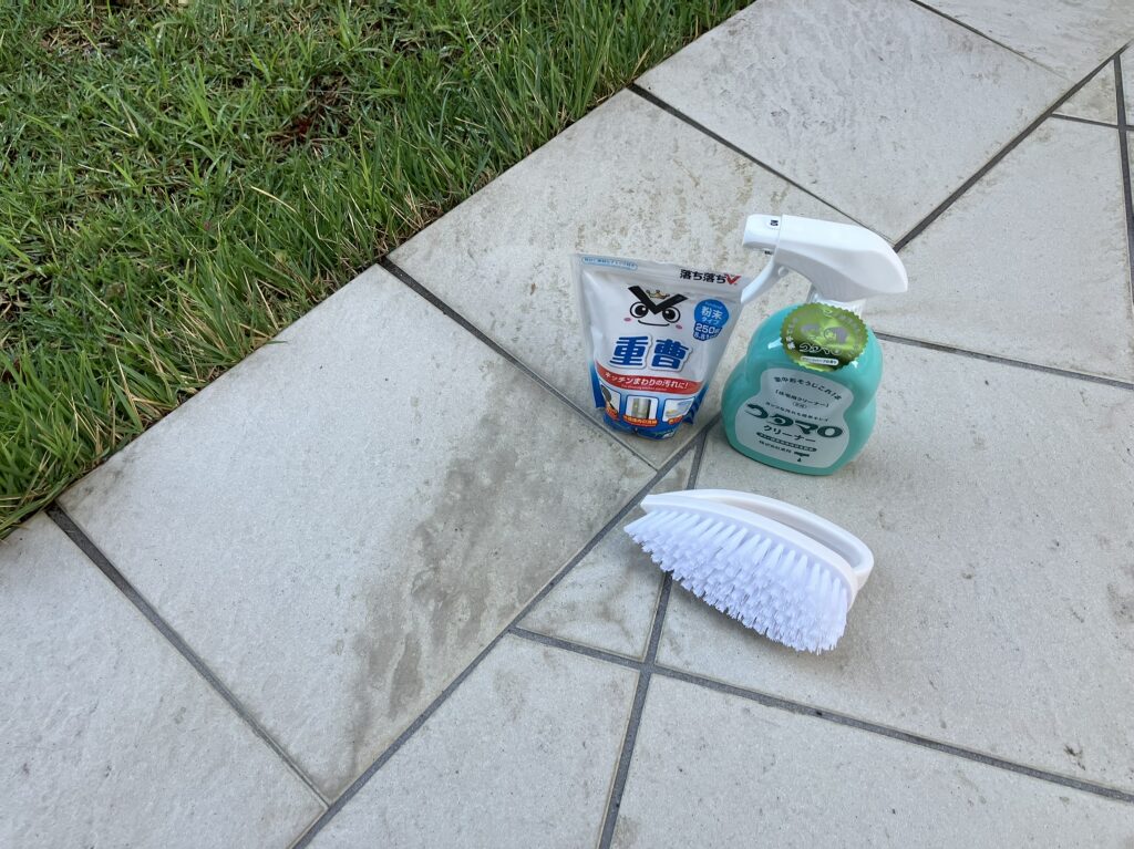 重曹、ウタマロクリーナー、ブラシ