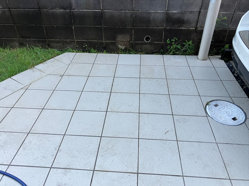 玄関ポーチのタイル 洗浄後