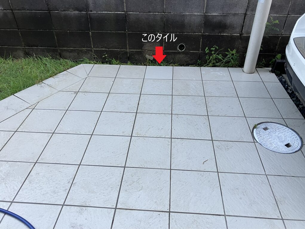 重曹とウタマロクリーナーを付けたタイル１枚をメラミンスポンジでこすった後の様子。１枚だけ白くなった。