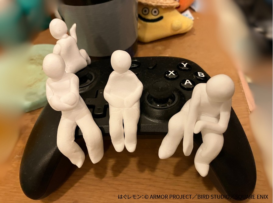 ECHTPowerコントローラー EP01BKに白粘土で作った人が4人載っている写真。コントローラーの裏にはぐレモン© ARMOR PROJECT/BIRD STUDIO/SQUARE ENIX