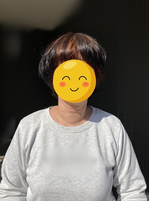 ヘナ６ヶ月後の正面写真。前髪がオレンジのメッシュが入ったようになっている。